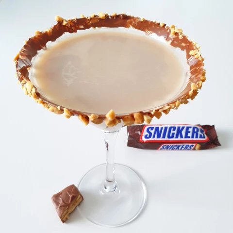 https://cocktailrecepten.com/storage/uploads/images/recipes/snickers-martini-l_1672137063.webp